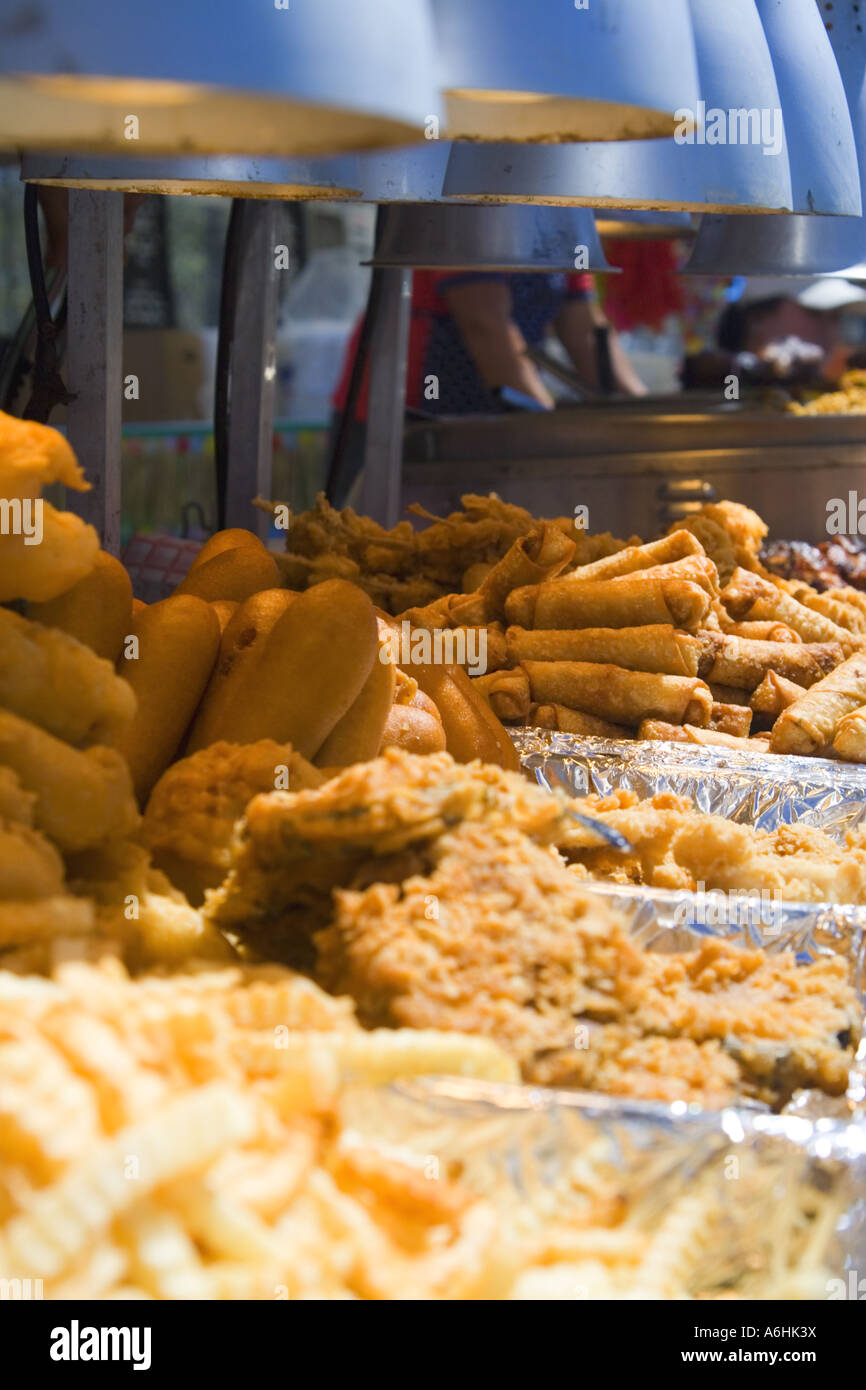 Alimenti fritti sotto le lampade di calore Foto Stock