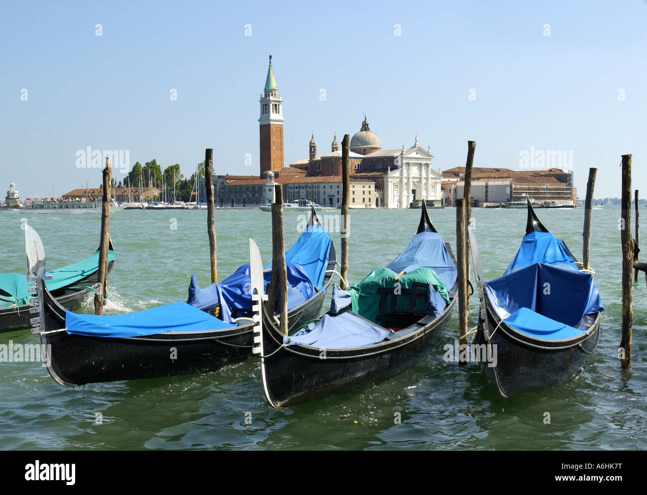 San Giorgio Maggiore e gondole Venezia, Italia Foto Stock