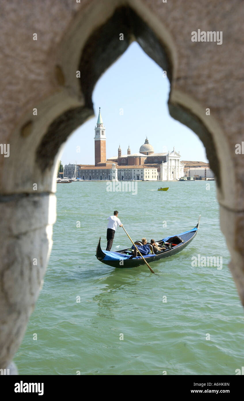 Vista di San Giorgio Maggiore e la gondola è incorniciato da un ponte dettaglio Venezia, Italia. Foto Stock