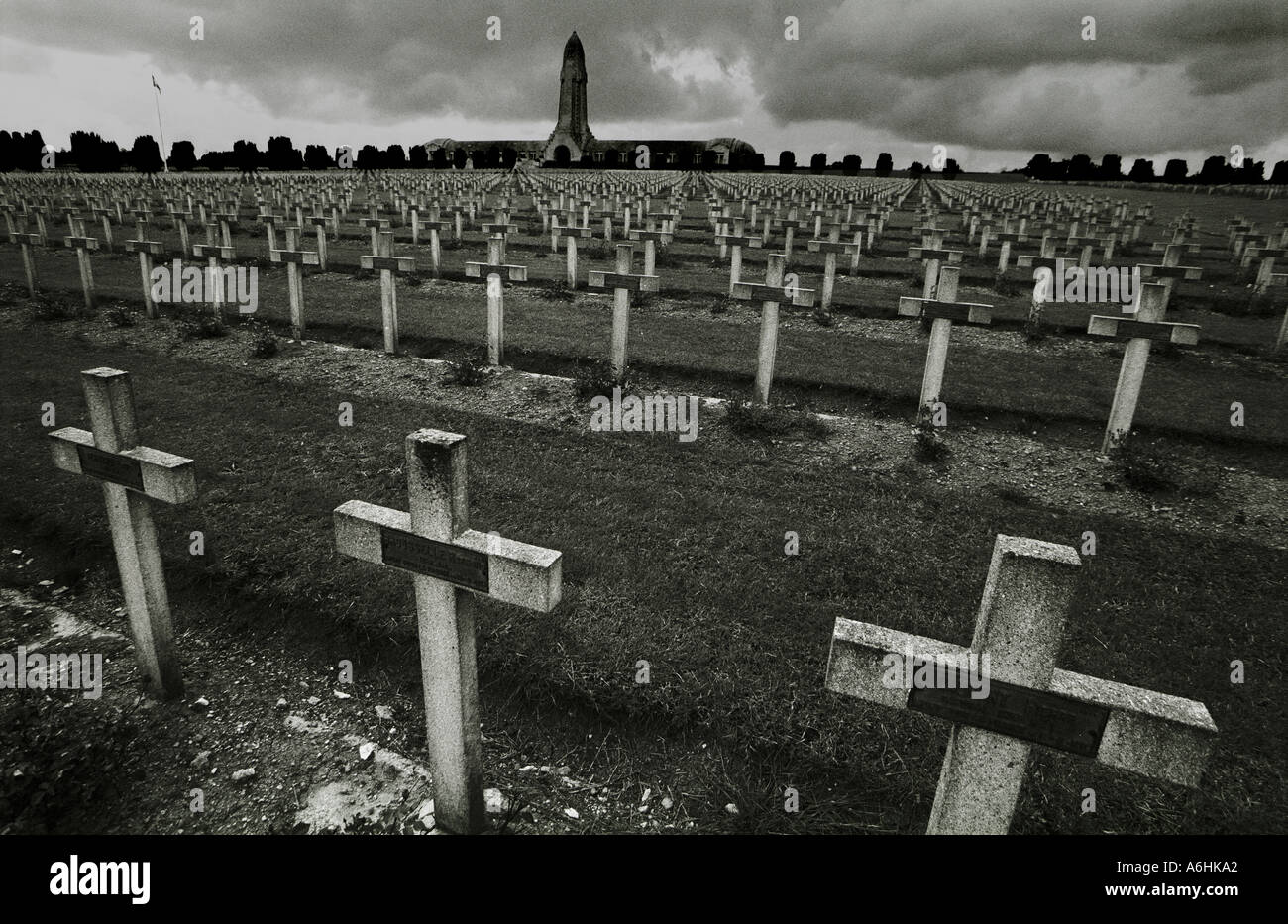 La seconda guerra mondiale un cimitero di guerra a Douaumont ossario Verdun Foto Stock