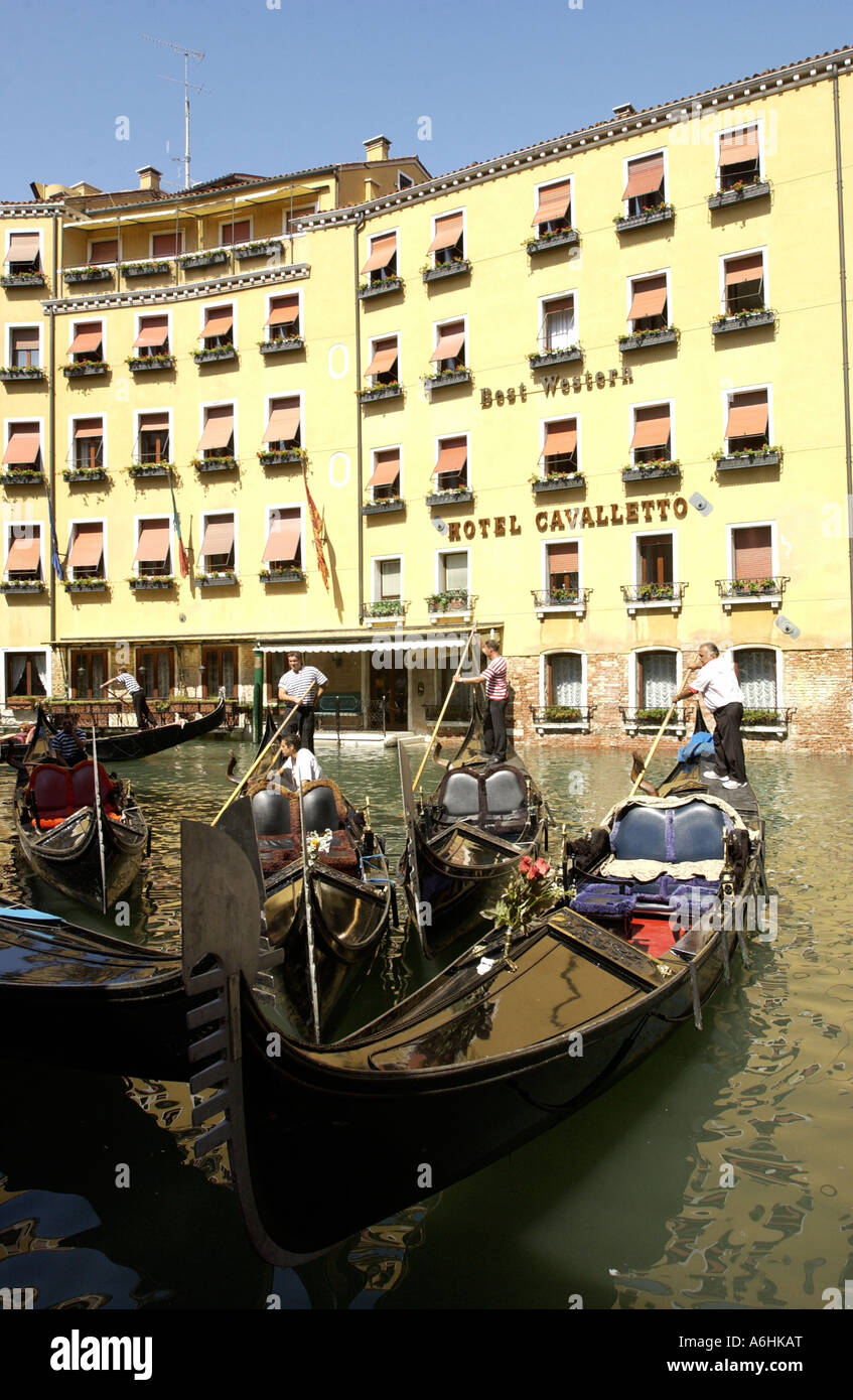 Gondole di fronte all'hotel, Venezia, Italia Foto Stock