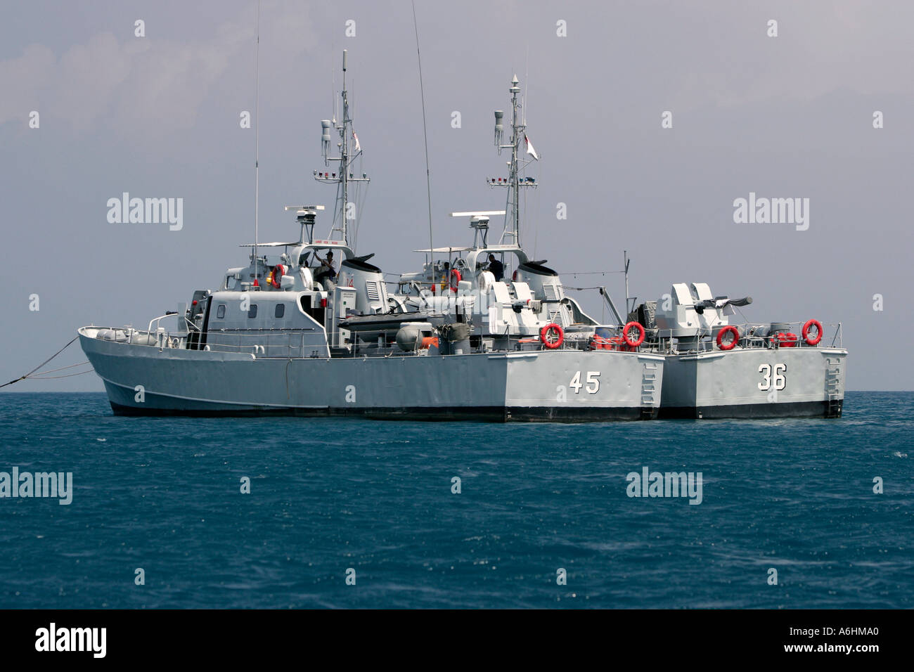 Armati di navi pattuglia al di ancoraggio fuori le isole Perhentian Malesia Foto Stock