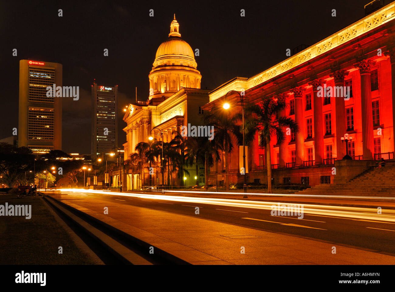 Il municipio e la Corte suprema di notte, Repubblica di Singapore, in Asia Foto Stock