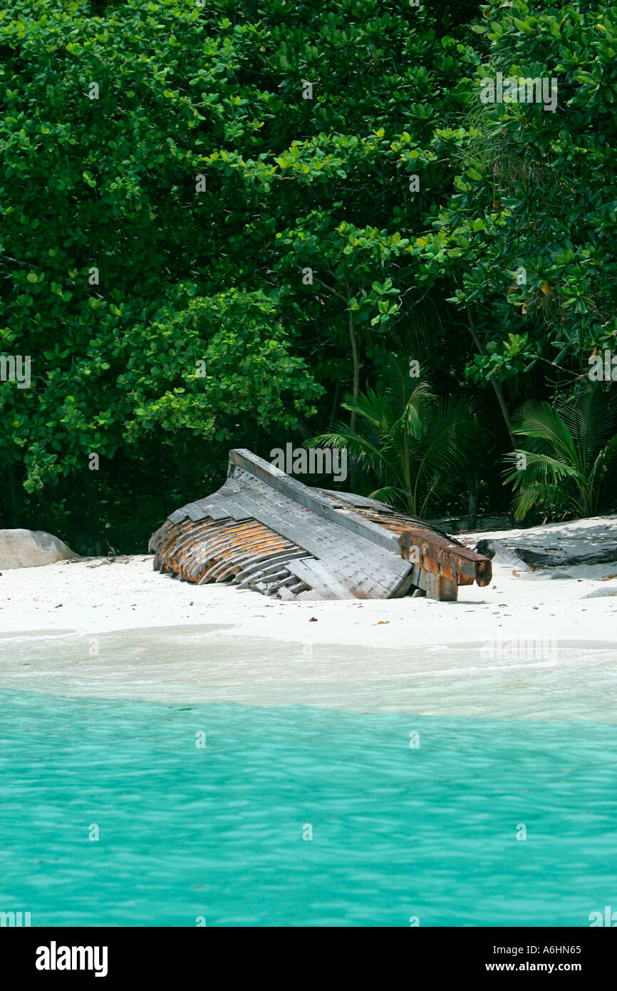 Chiglia e nervature di capovolta la barca abbandonata sulla spiaggia Perhentian Besar Malaysia Foto Stock