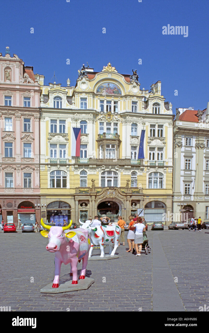 Sculture di vacca Di fronte al Ministero dello sviluppo regionale a Praga la capitale della Repubblica ceca Foto Stock