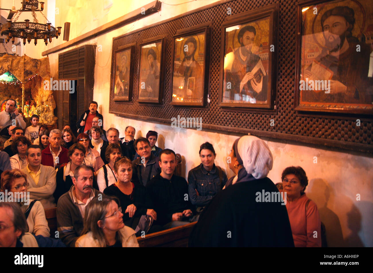 Tour di gruppo in francese nella chiesa copta cristiana di Santa Barbara Cairo Egitto Foto Stock