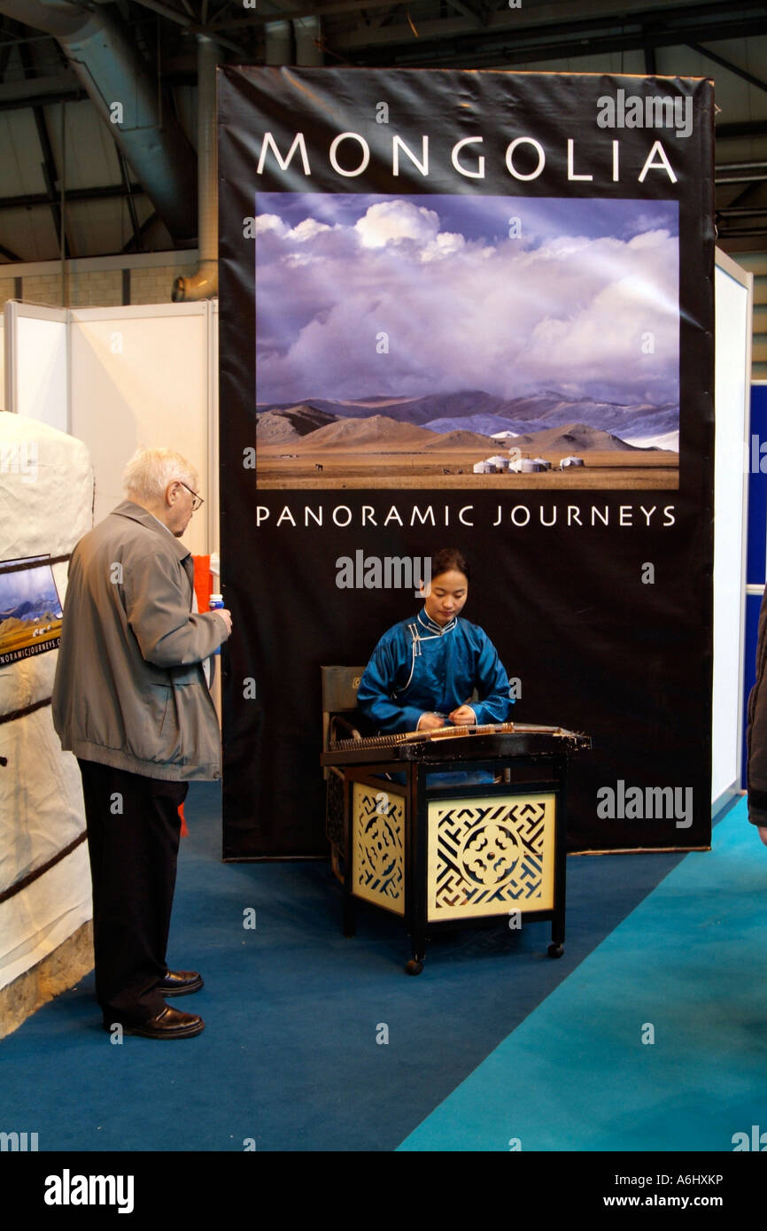 Travel Trade Fair Birmingham NEC England Regno Unito la Mongolia stand informativo uomo anziano Foto Stock