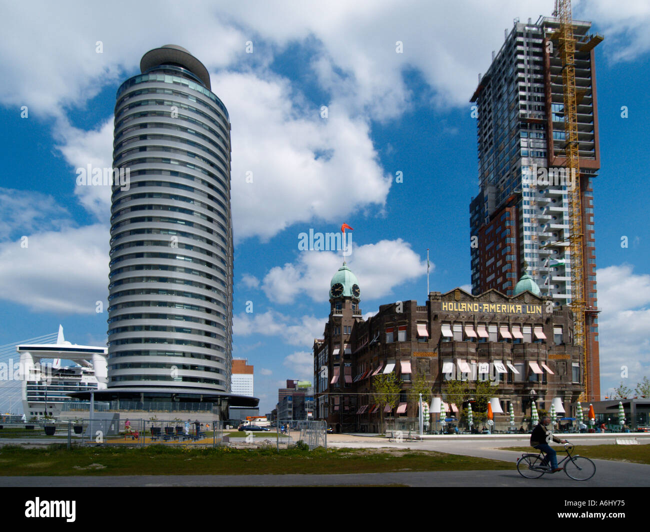 Kop van Zuid area in Rotterdam Paesi Bassi con la storica Holland America Line office che è ora Hotel New York Foto Stock