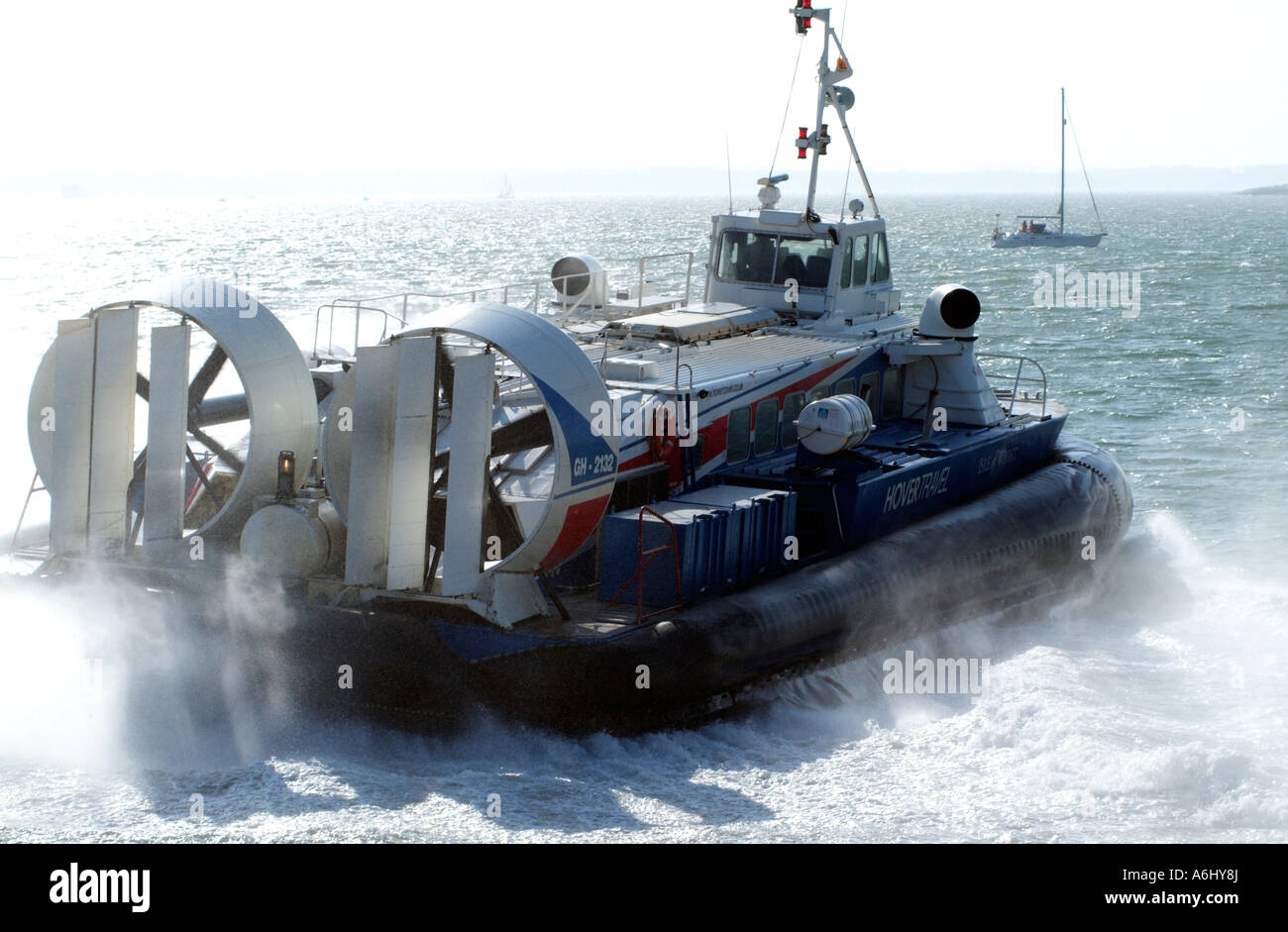 Hovercraft di una nave passeggeri su un volo attraverso il Solent a Portsmouth Inghilterra REGNO UNITO Foto Stock