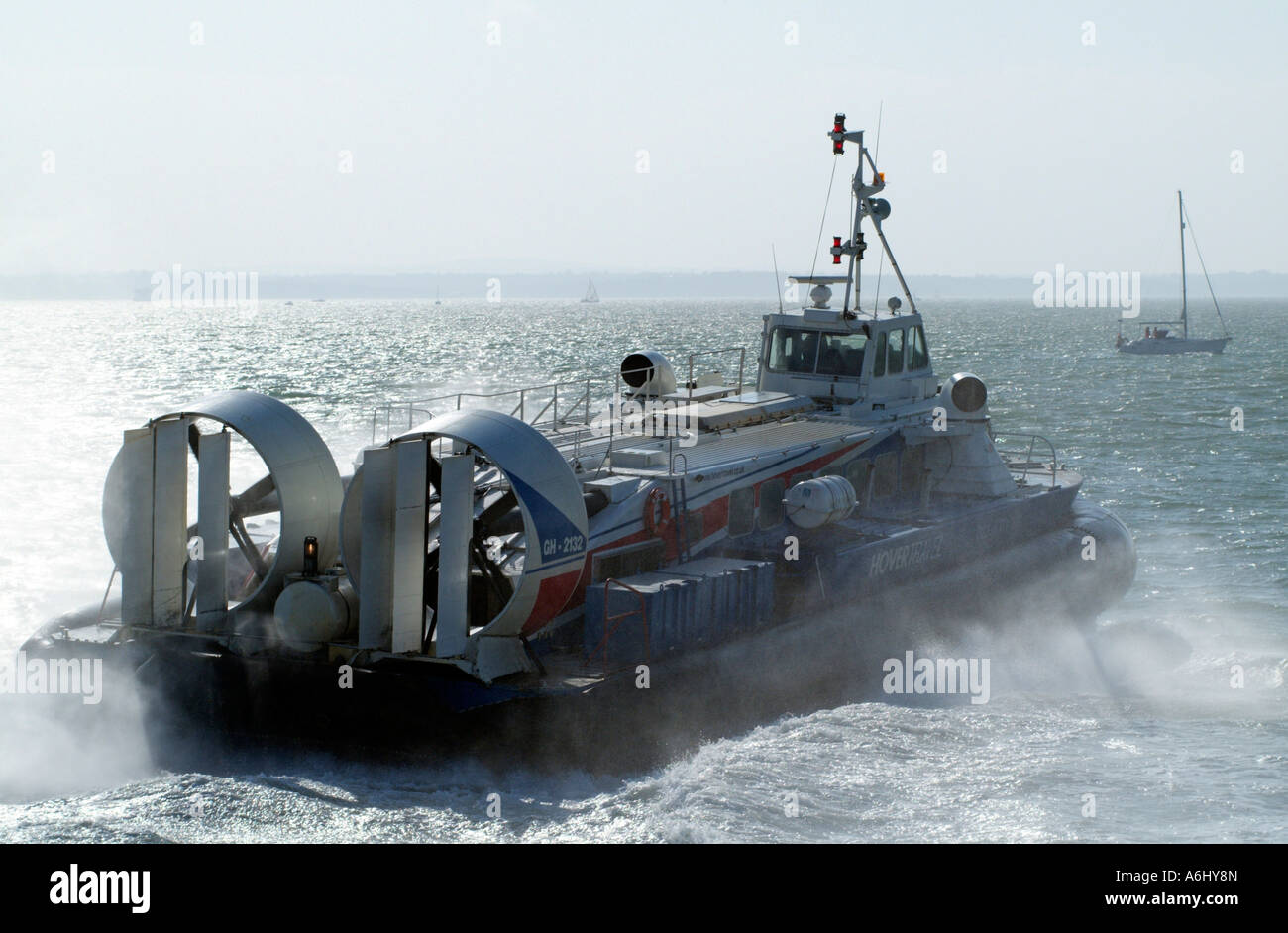 Hovercraft di una nave passeggeri su un volo attraverso il Solent a Portsmouth Inghilterra REGNO UNITO Foto Stock