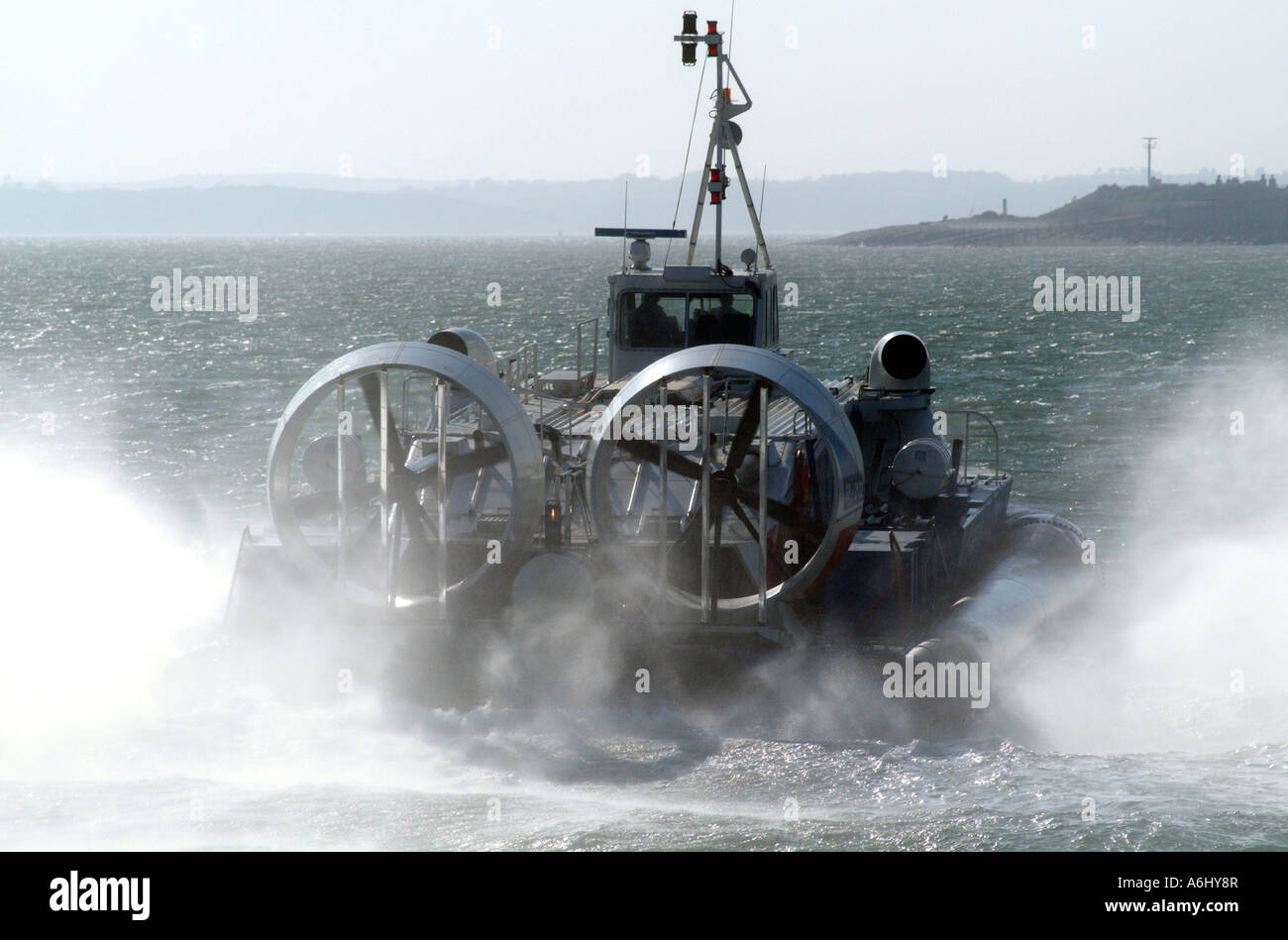 Hovercraft di una nave passeggeri su un volo attraverso il Solent a Portsmouth Inghilterra REGNO UNITO Foto Stock