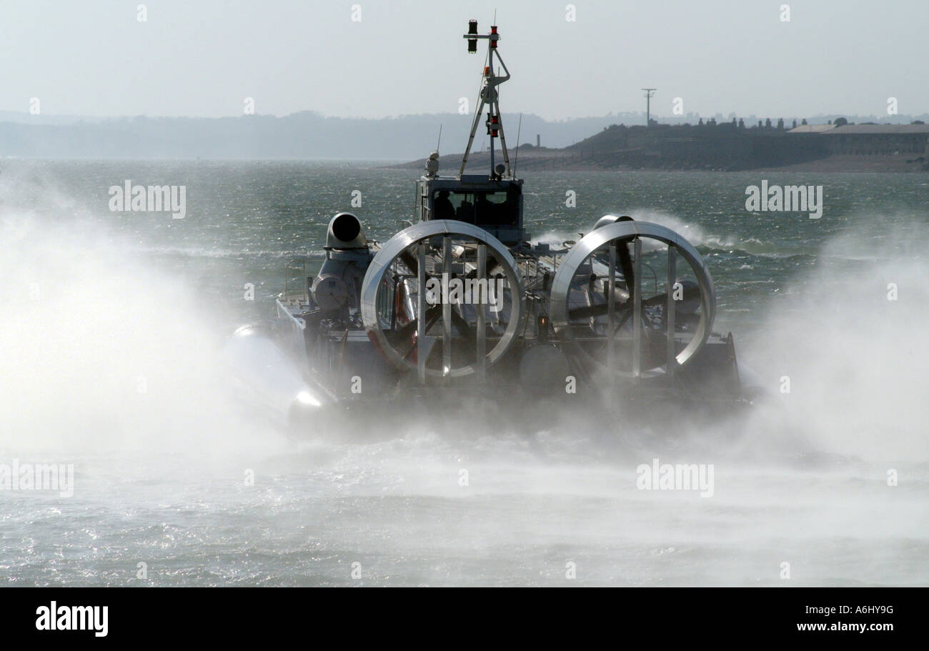 Hovercraft di una nave passeggeri su un volo attraverso il Solent a Portsmouth Inghilterra REGNO UNITO Foto Stock