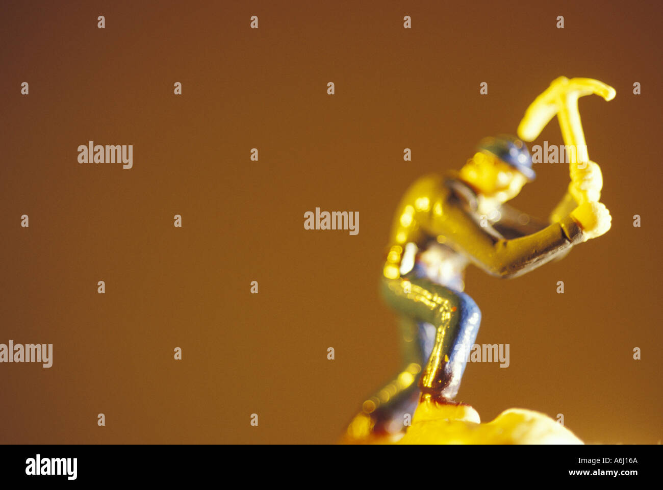 Toy uomo armato con un piccone Foto Stock