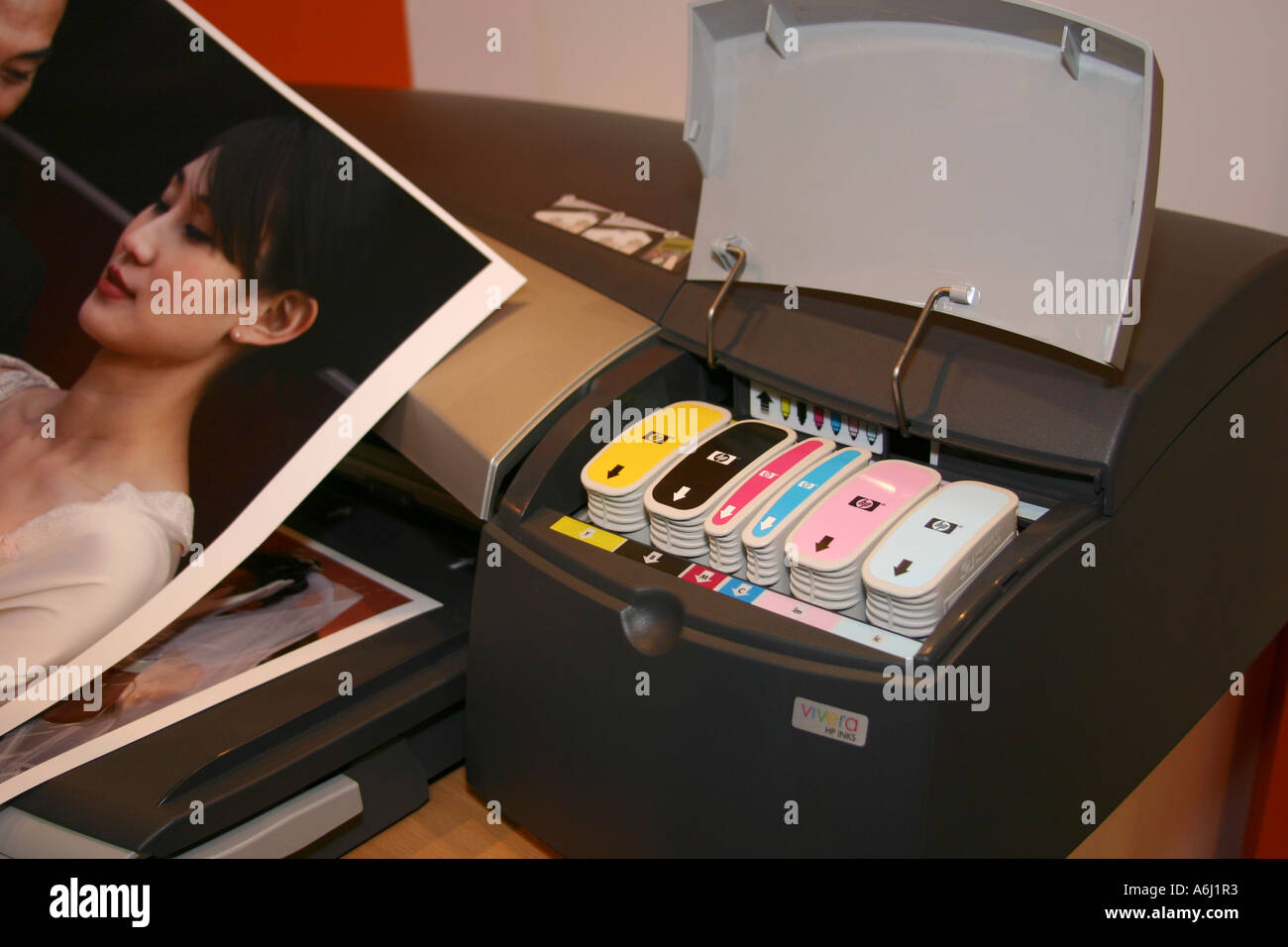 I serbatoi di inchiostro su di un moderno Hewlett Packard formato A3 della stampante a getto di inchiostro. Foto Stock