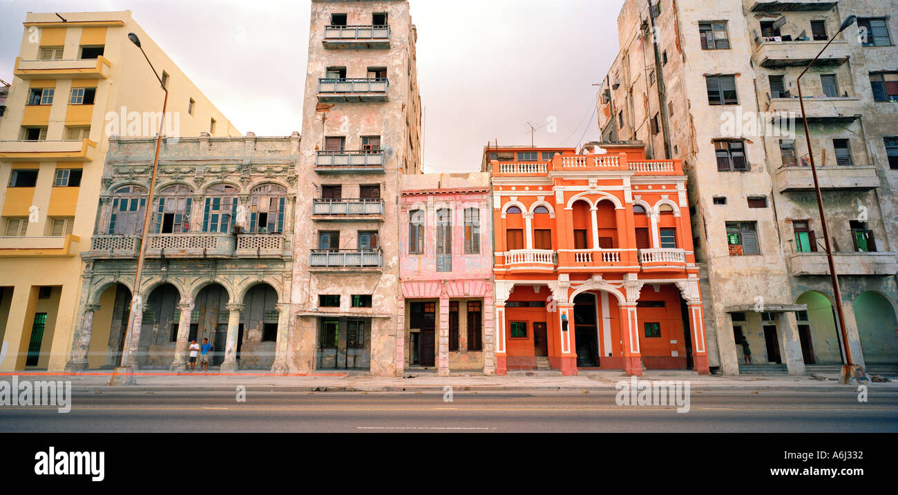 Architettura cubana. Bellissimi edifici in stile liberty sul Malecon Havana a Cuba in America centrale. La cultura di viaggio in America Latina Foto Stock