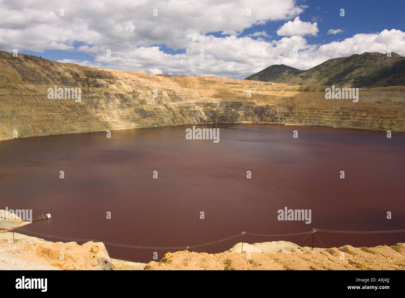 BUTTE MONTANA USA Il Berkeley Pit miniera di rame riempito con acqua a 5 610 metri di altitudine Foto Stock