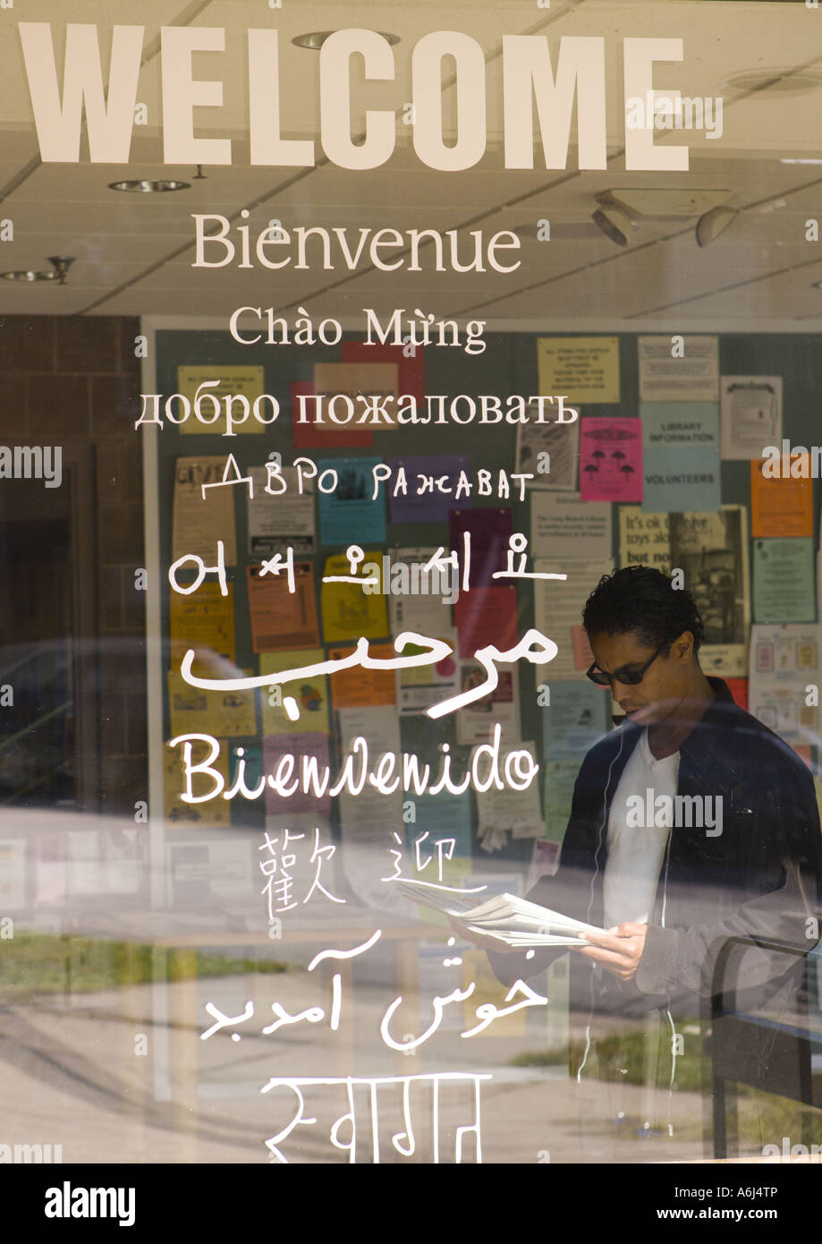 SILVER SPRING MARYLAND USA multilingue segno di benvenuto in dieci lingue a Montgomery County Library ingresso Foto Stock