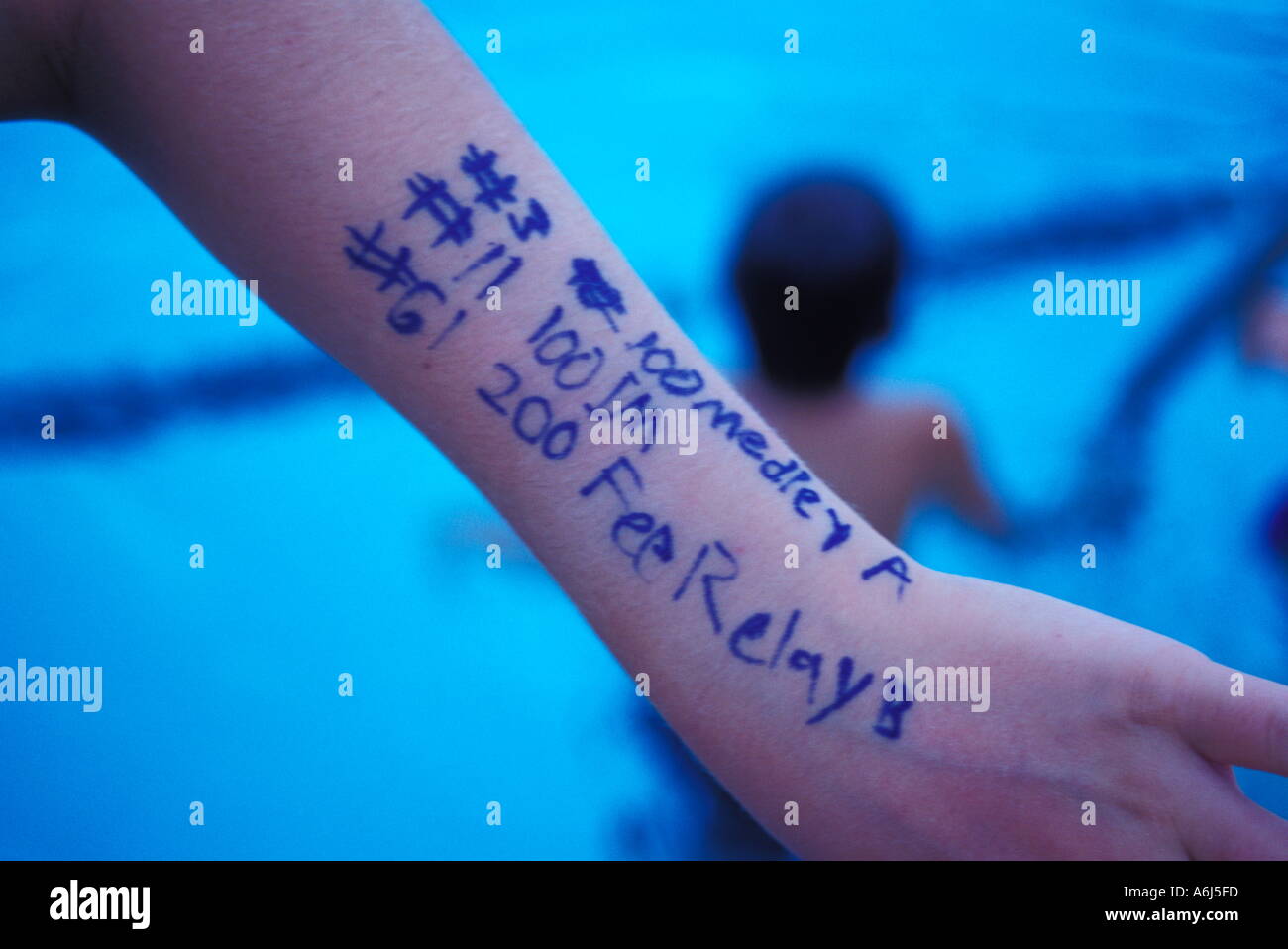 Note su Swim Meet scritto su braccio Foto Stock