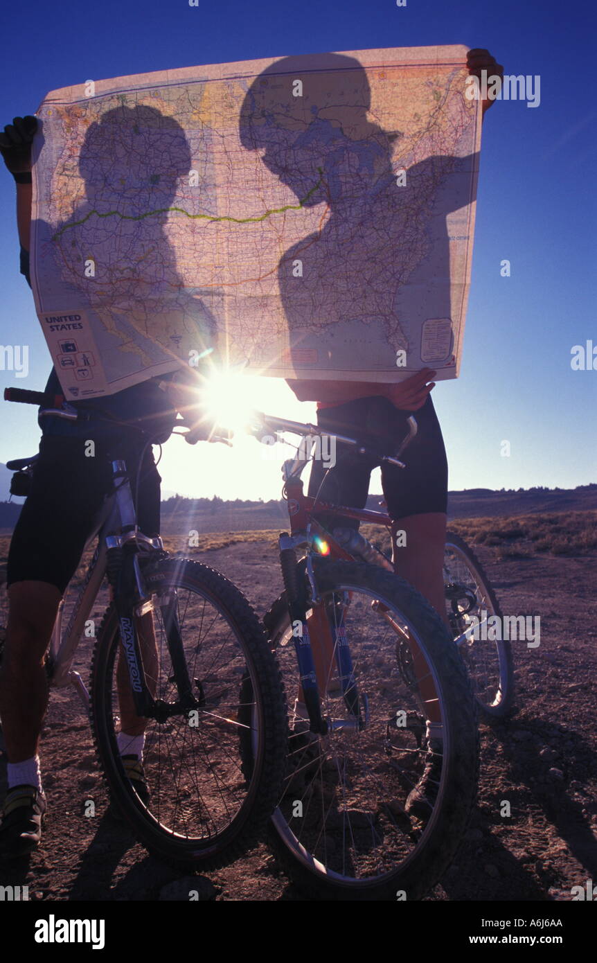 Bikers guardando una mappa Foto Stock