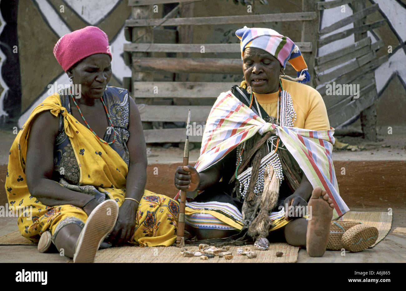 Un sangoma (guaritore tradizionale / witchdoctor) vicino a Tzaneen in Sud Africa settentrionale della provincia. Foto Stock