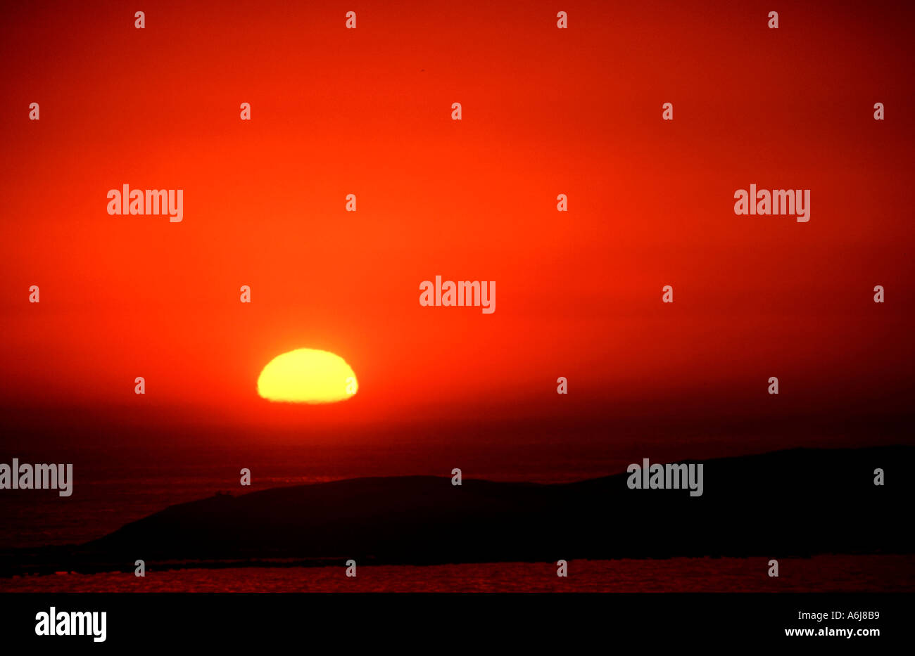Sun impostazione oltre l'orizzonte in Sud Africa. Foto Stock