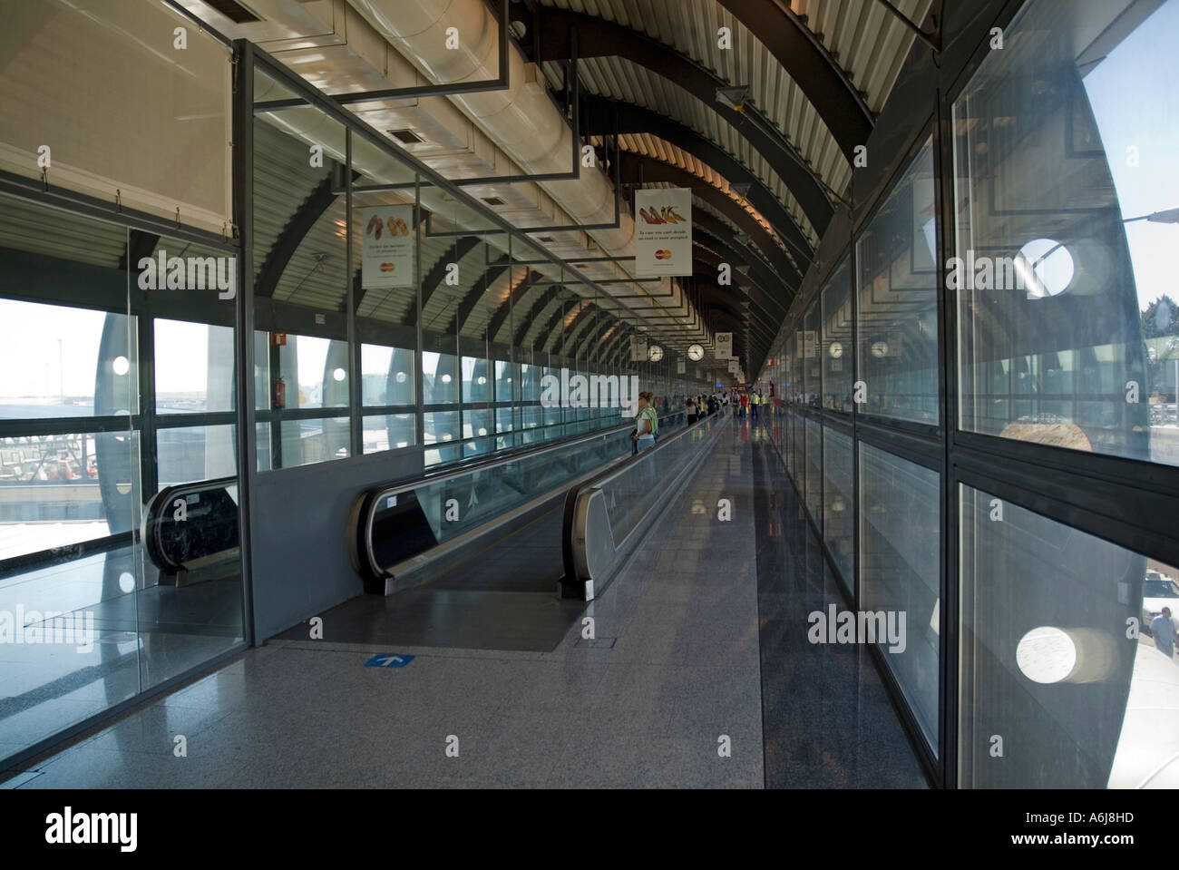 A piedi passeggero nella sala partenze all'aeroporto internazionale di Madrid Spagna Foto Stock