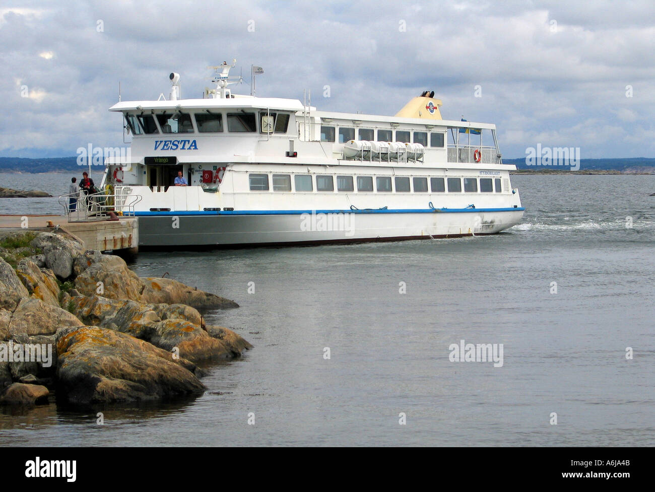 Il traghetto Vesta atterraggio all'idilliaca isola di Vångö nella parte meridionale dell'arcipelago di Gothenburg in Svezia Foto Stock