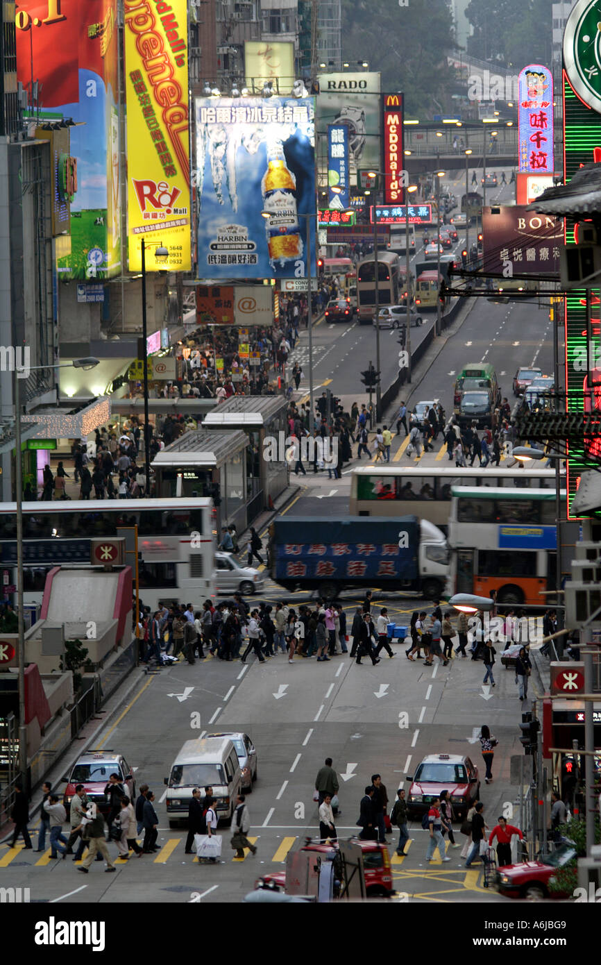 Mongkok, Kowloon, Hong Kong, Cina, strada trafficata e scena Trffic Foto Stock