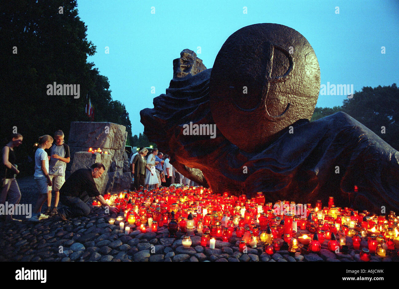 Le persone al Memoriale per l invincibile caduto all'Insurrezione di Varsavia nel cimitero Wolska Street, Polonia Foto Stock