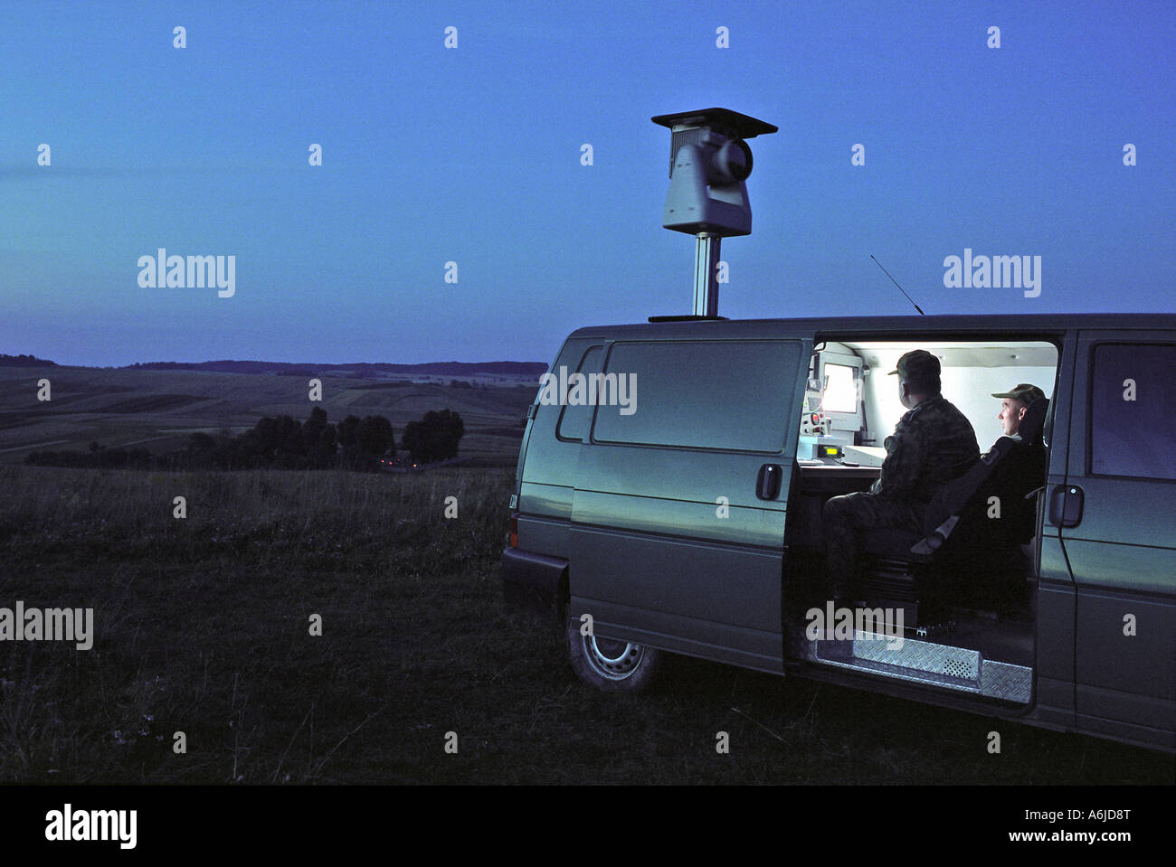 Il polacco di guardia di frontiera ufficiali presso il confine Polish-Ukrainian di notte, Rozubowice, Polonia Foto Stock