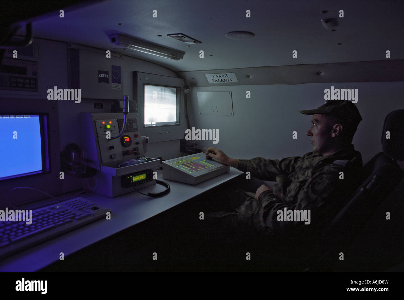 Il polacco guardia di confine officer presso la frontiera Polish-Ukrainian di notte, Rozubowice, Polonia Foto Stock