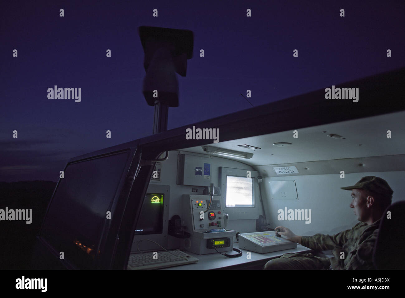 Il polacco guardia di confine officer presso la frontiera Polish-Ukrainian di notte, Rozubowice, Polonia Foto Stock