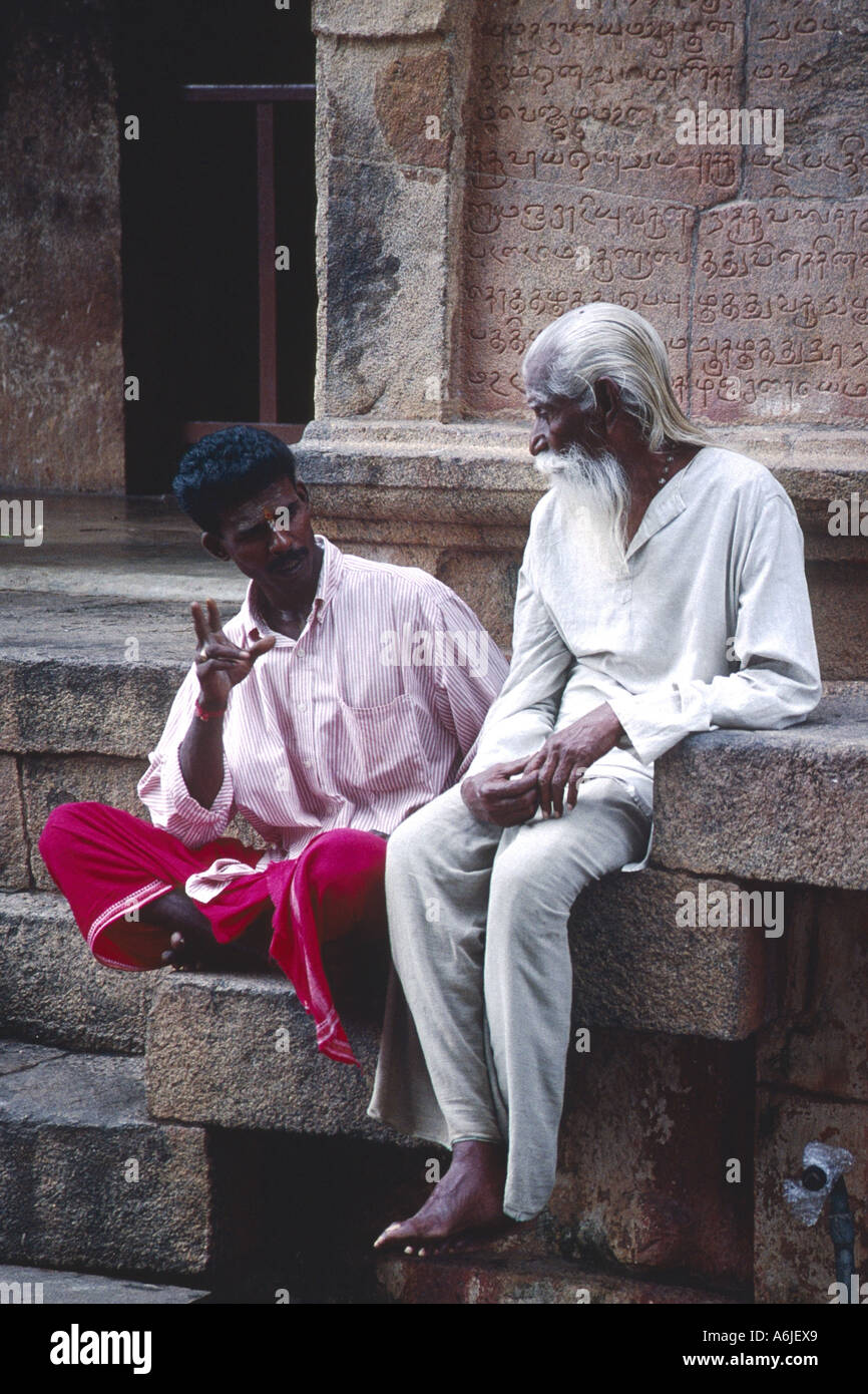 2 Gli uomini dall'India al tempio Brihadesvara, India, nello Stato del Tamil Nadu Foto Stock