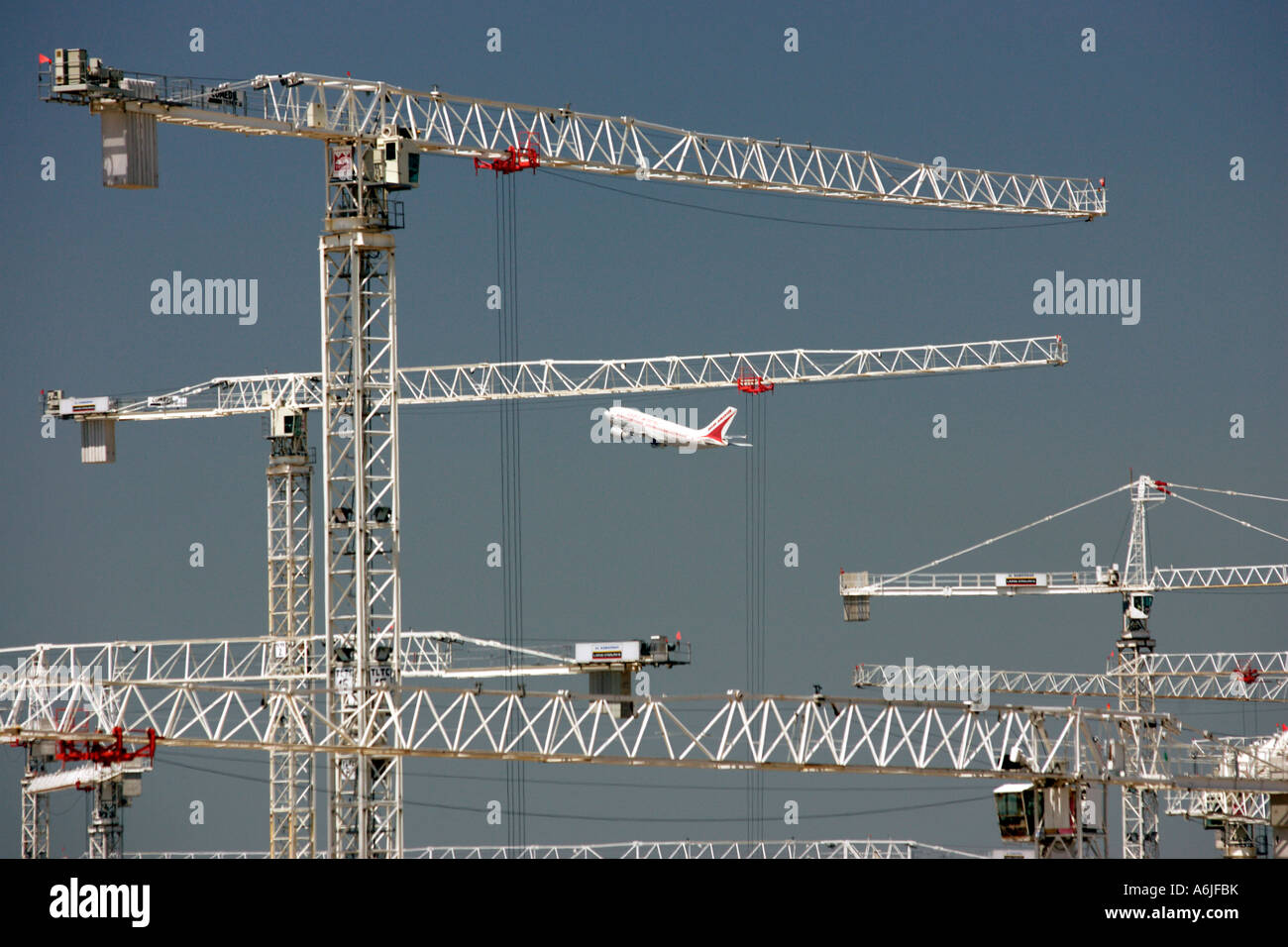 Costruzione di gru e di un aereo di passeggero, Dubai, Emirati Arabi Uniti Foto Stock