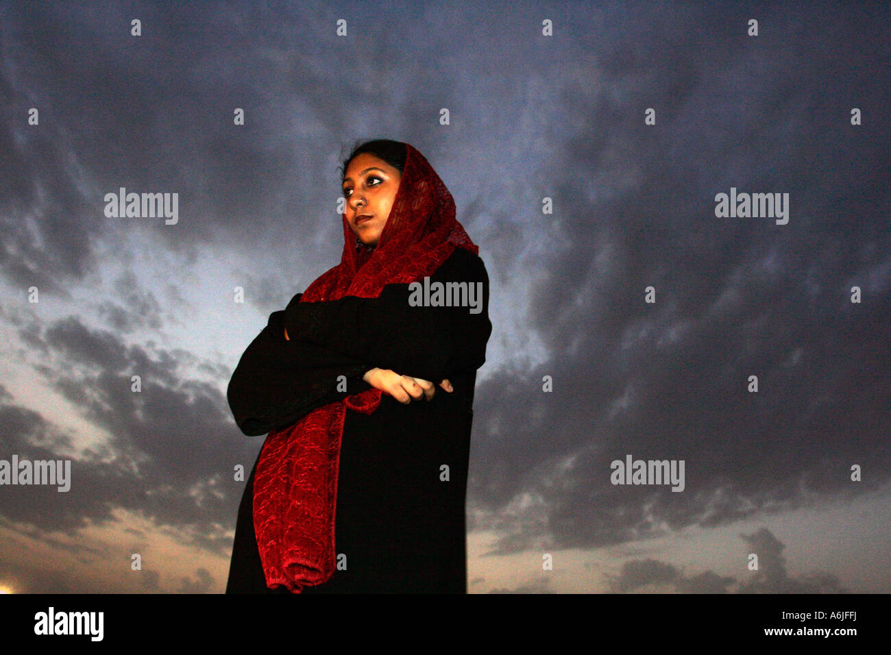 Una donna araba nel tradizionale abbigliamento musulmana, Dubai, Emirati Arabi Uniti Foto Stock