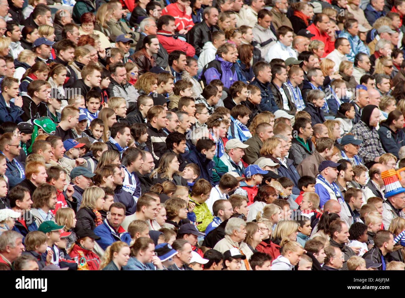 Gli spettatori a uno stadio di Berlino, Germania Foto Stock
