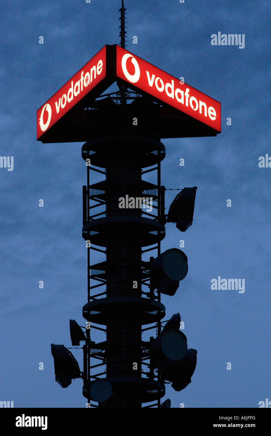 Un Vodafone torre di radiodiffusione di sera Foto Stock