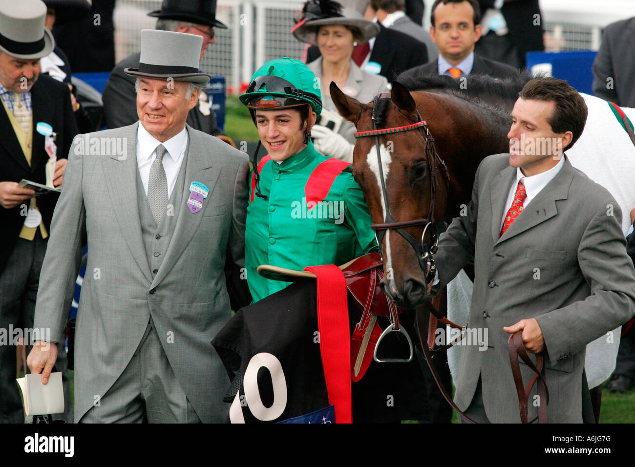 L'Aga Khan (sinistra) e jockey Christophe Soumillon con cavallo Valixir, York, Gran Bretagna Foto Stock
