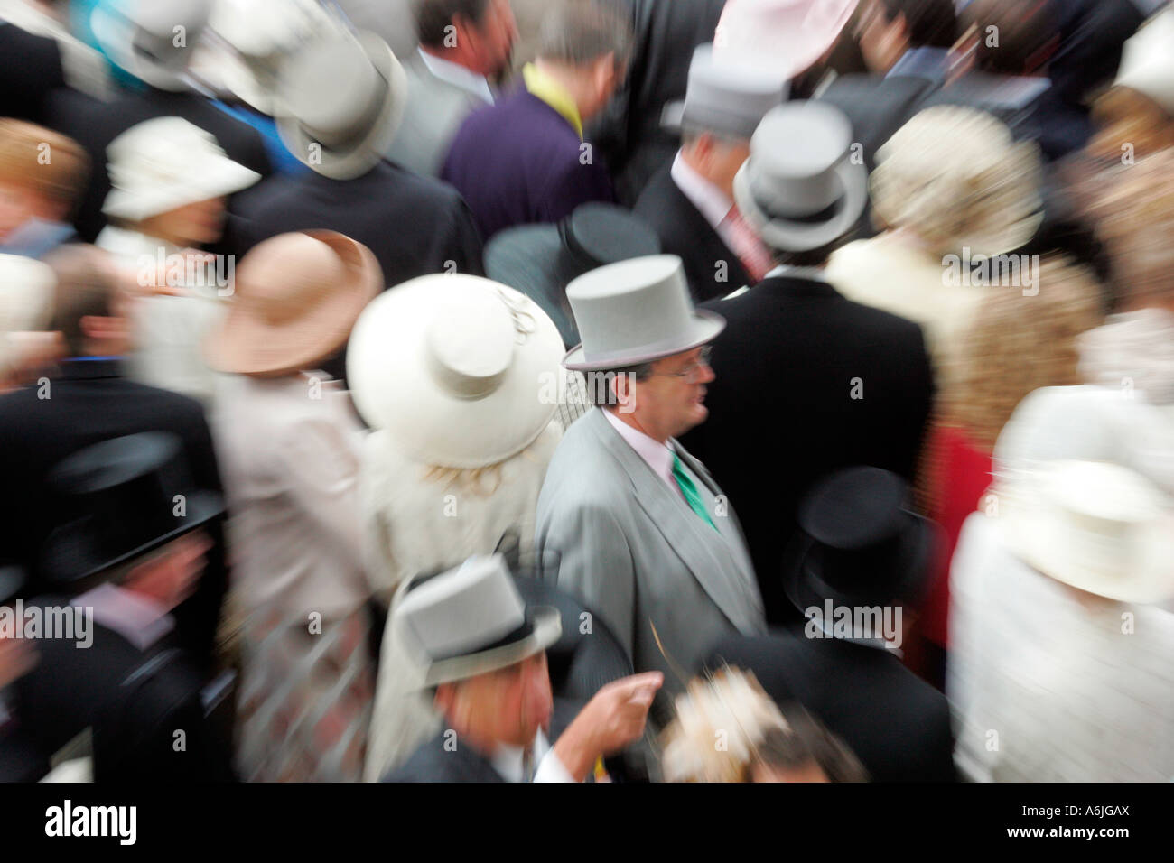 Le persone al Royal Ascot cavallo di razza, York, Gran Bretagna Foto Stock