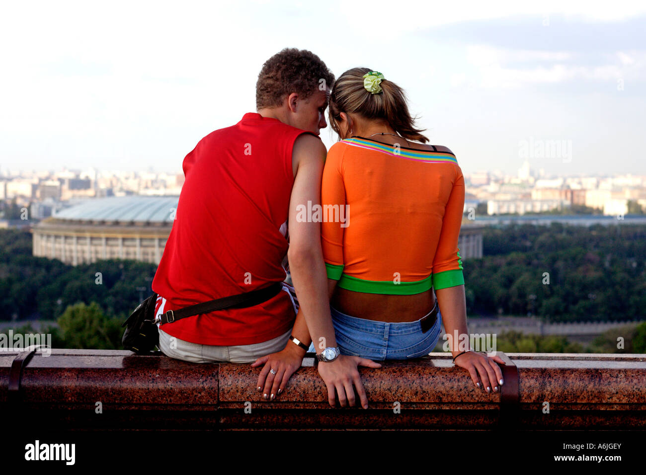 Una giovane coppia contro il Cityscape di Mosca, Russia Foto Stock