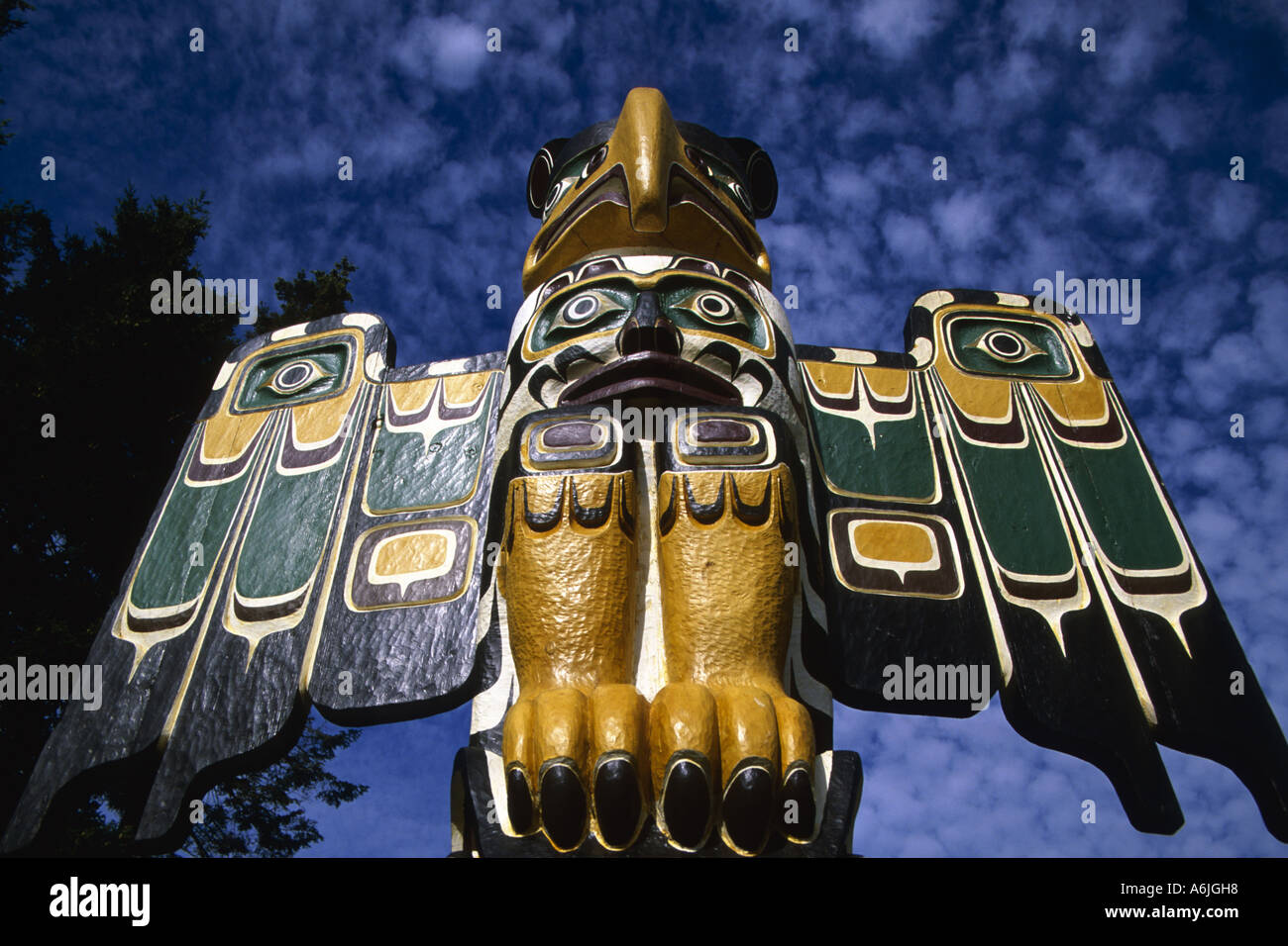 Eagle figura sulla parte superiore di totem, Canada, British Columbia, Campbell River Foto Stock