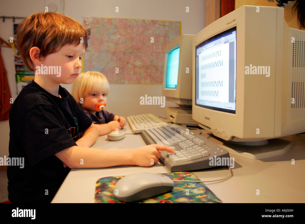 I bambini che lavorano su un computer Foto Stock