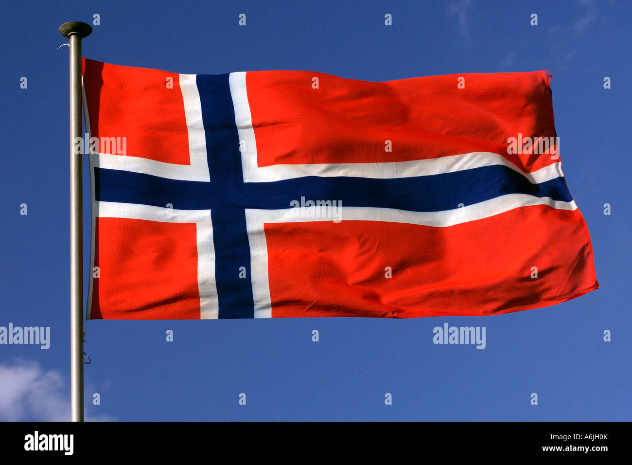 Norwegian bandiera nazionale contro il cielo blu Foto Stock