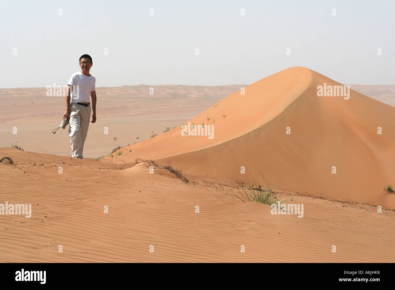 Wahiba dune di sabbia, Sharqiya, Oman, visitatore straniero si aggira le interminabili dune di sabbia Foto Stock