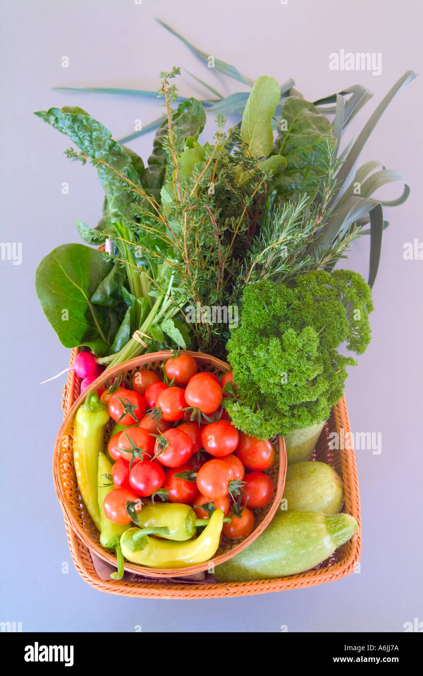 Cestello del giardino biologico produrre tra cui Libanesi zucchine, ravanelli, porri, capsicum,peperoni, bok choi ,bietole, spinaci. Foto Stock