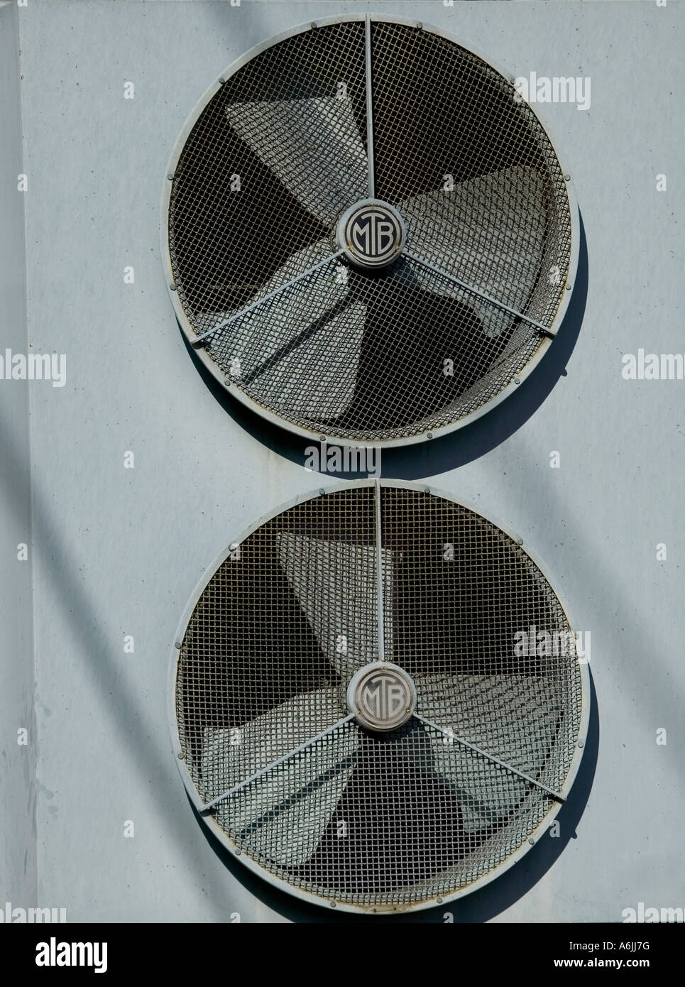 Scarico di grandi dimensioni ventole di aerazione Foto stock - Alamy