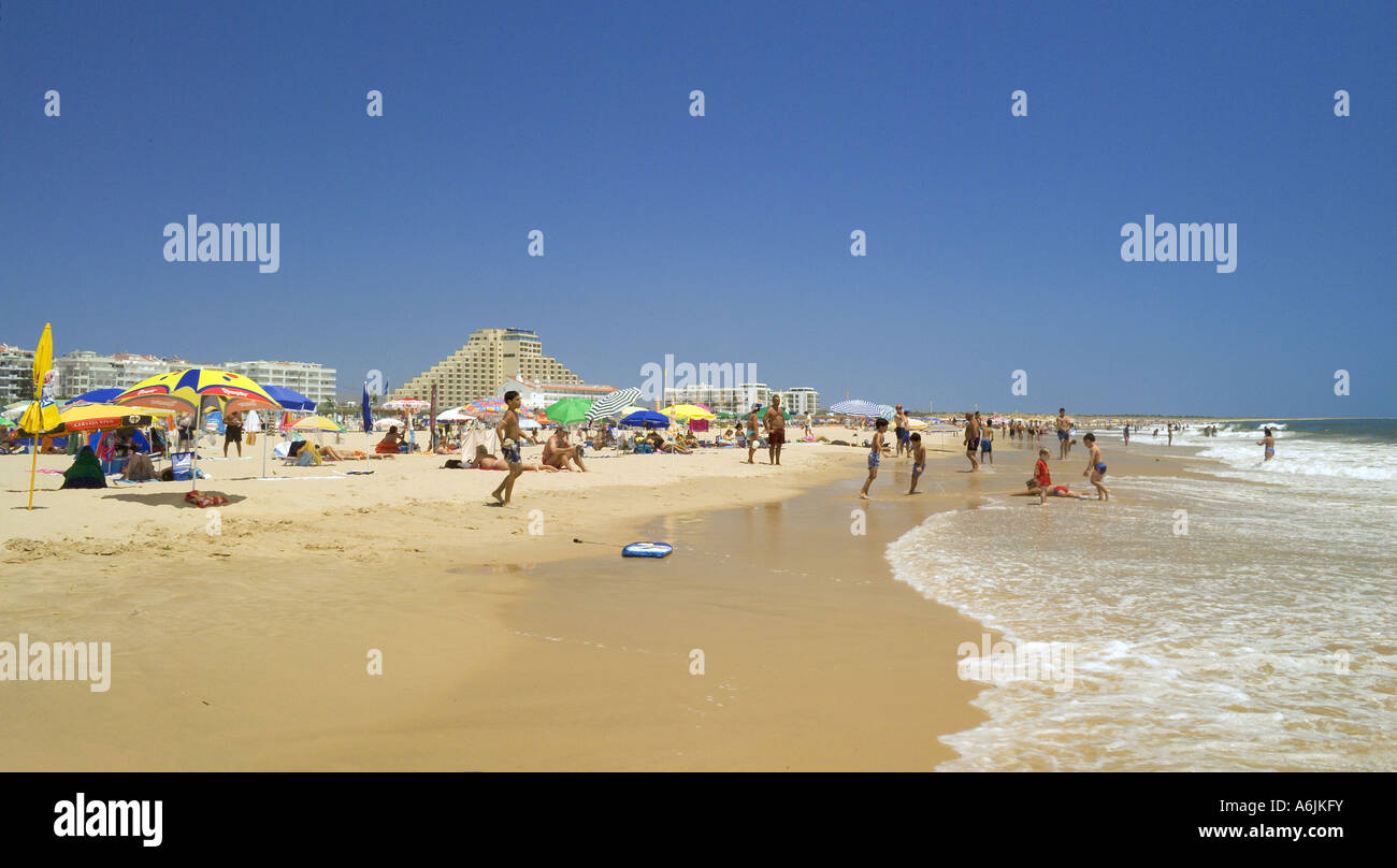 Il Portogallo Algarve, Monte Gordo beach in estate dalla riva verso gli alberghi Foto Stock