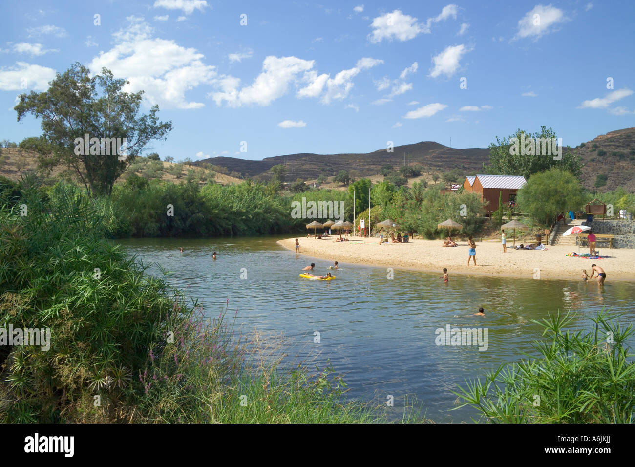 Il Portogallo, Algarve Orientale, Alcoutim fiume la balneazione in Praia do fluviale pego fundo. Foto Stock