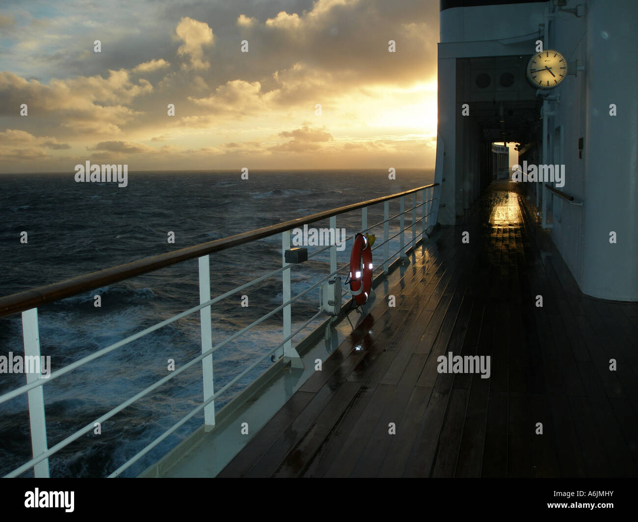 Queen Mary 2 guardando avanti da midships su un blustery metà serata atlantico Foto Stock
