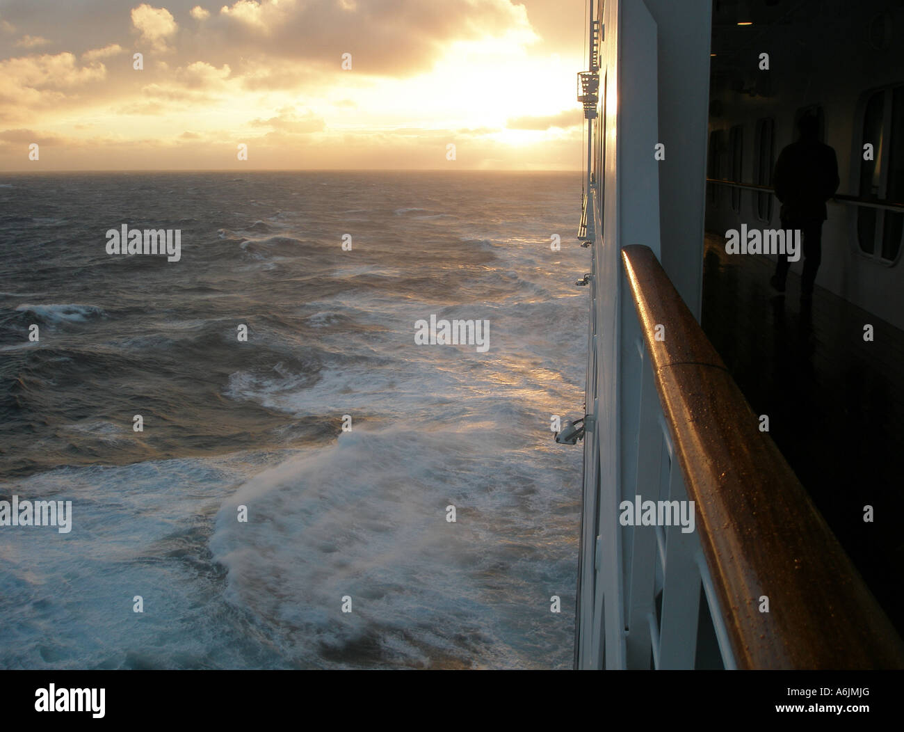 Queen Mary 2 guardando avanti da midships su un blustery metà serata atlantico Foto Stock